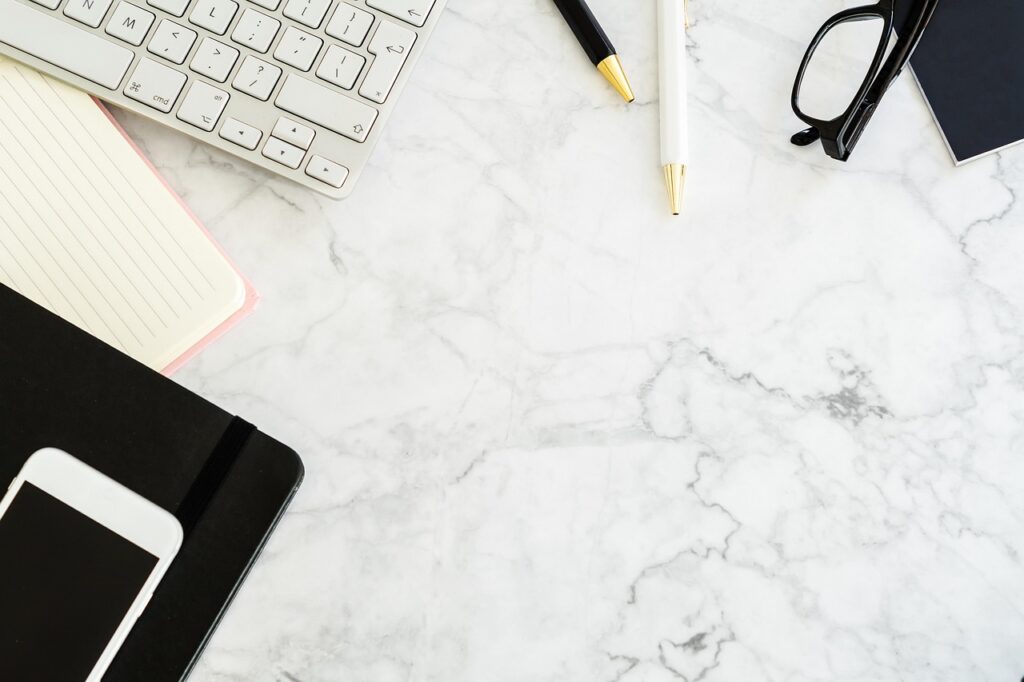 Varios móviles reacondicionados sobre la mesa de un servicio técnico