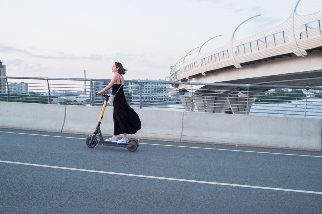 Patinete eléctrico aparcado en una calle urbana