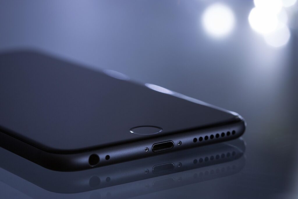 Rejilla del altavoz de un smartphone vista de cerca con suciedad acumulada