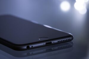 Rejilla del altavoz de un smartphone vista de cerca con suciedad acumulada