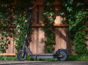 Patinete eléctrico aparcado junto a una pared