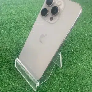 iPhone 15 Pro natural de segunda mano, vista trasera